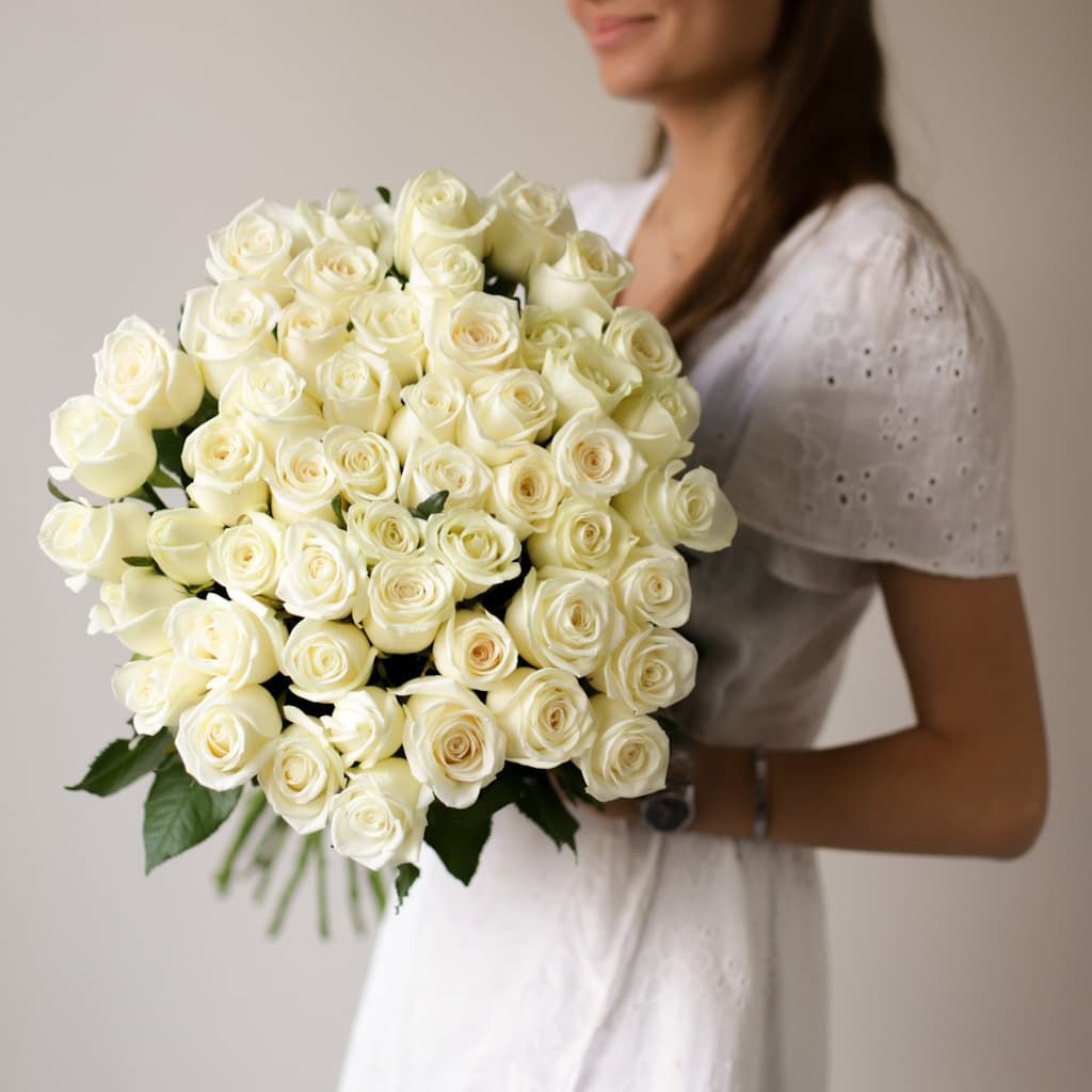 Розы белые российские в ленту (51 шт) №1731 - Фото 1